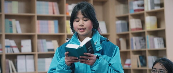 山區學(xué)子正在閱讀《生命的答案之書(shū)》