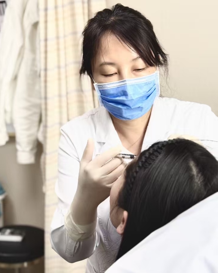 君合盟生物重組A型肉毒毒素眉間紋III期臨床試驗主要研究者吳艷教授進行首例受試者注射