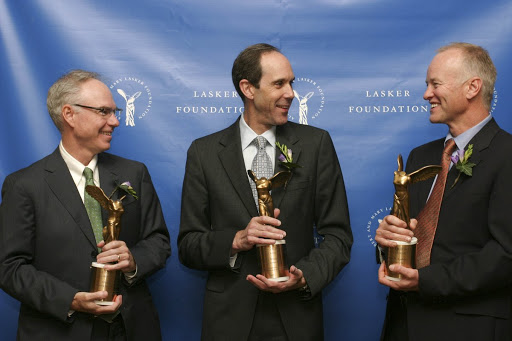 图2 Nicholas Lydon等三人在获得2009年Lasker奖的合影