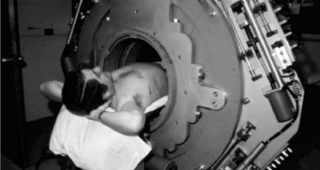 亨利•瓦格纳在华盛顿大学的一台早期PET扫描仪内