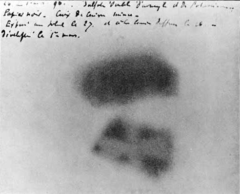 贝克勒尔的底片因暴露在铀盐的辐射中而起雾的图像