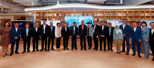 李显龙总理一行与四家新加坡企业代表合照