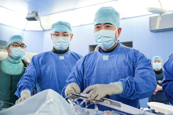 葛均波院士带领团队完成了ROTAPRO系列产品在中国内地上市后的第一例手术